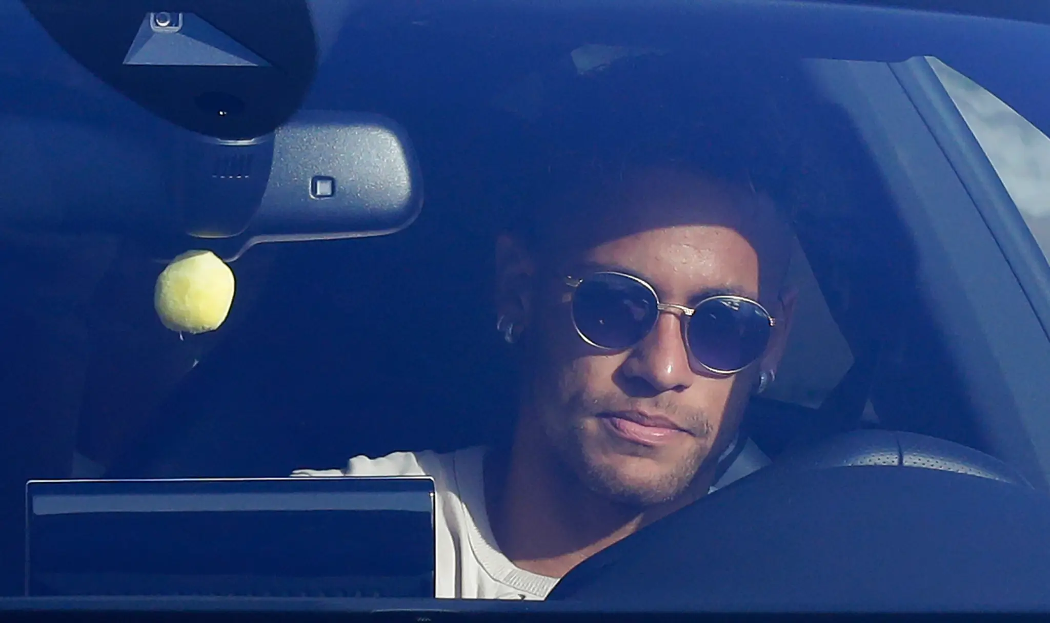 Neymar prichádza na tréning v tréningovom komplexe Joana Gampera.