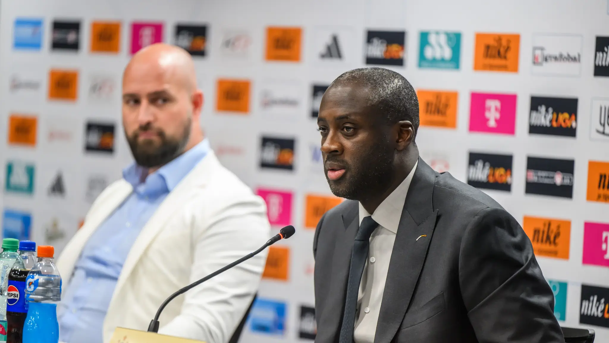 Yaya Touré (vpravo) a Ivan Kmotrík ml.