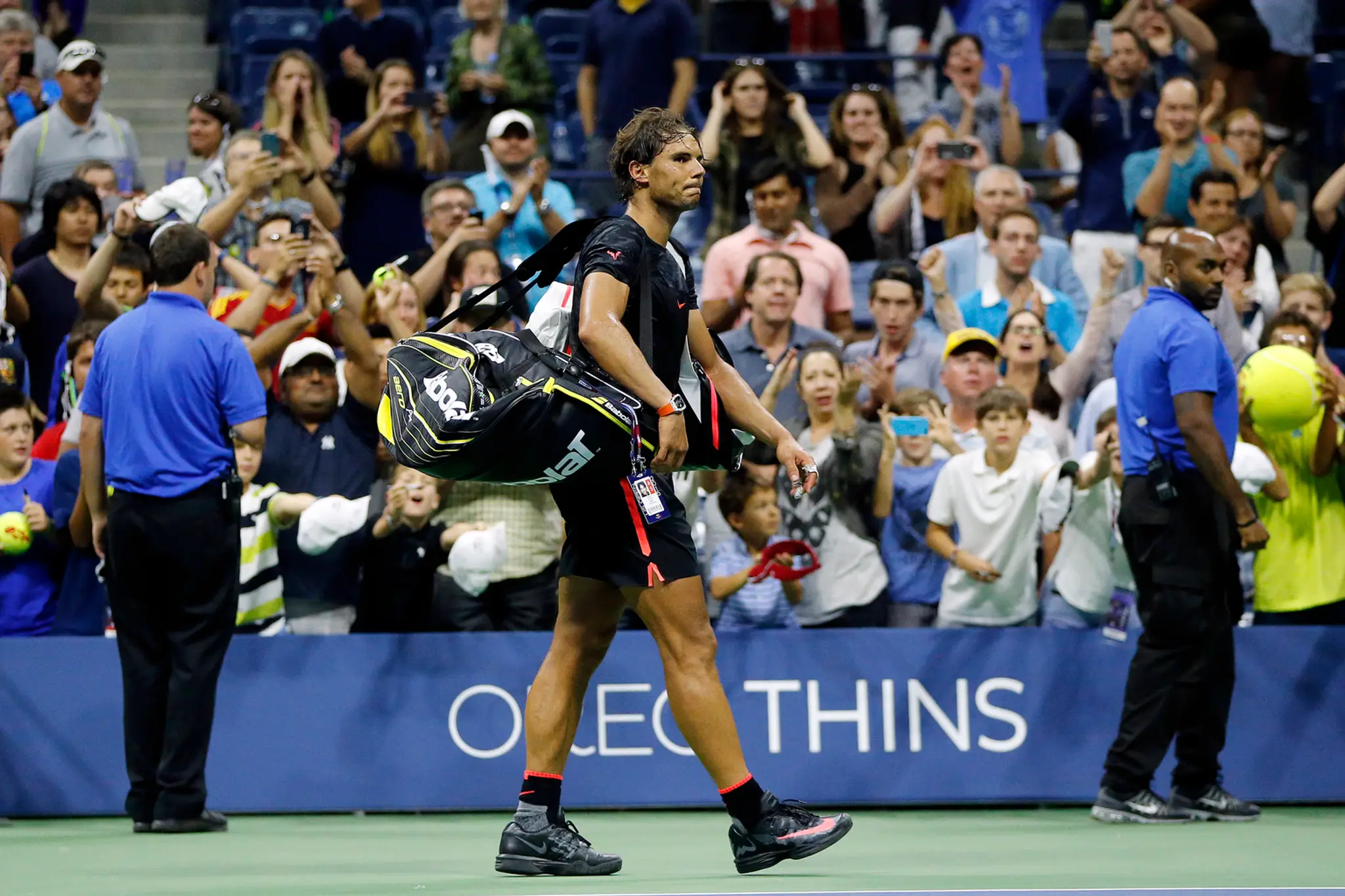Sklamaný Rafael Nadal opúšťa kurt po prehre s Fabiom Fogninim.