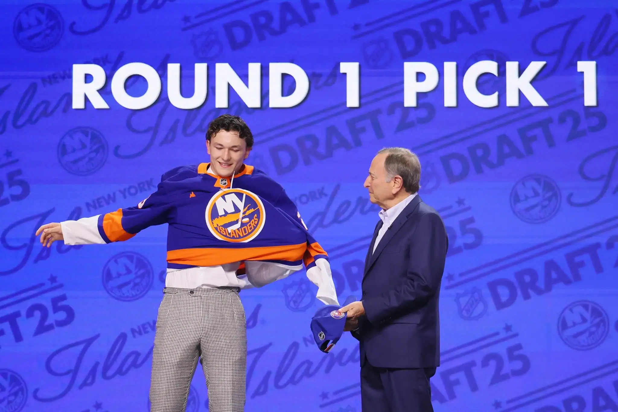 Matthew Schaefer podpísal zmluvu v NHL.