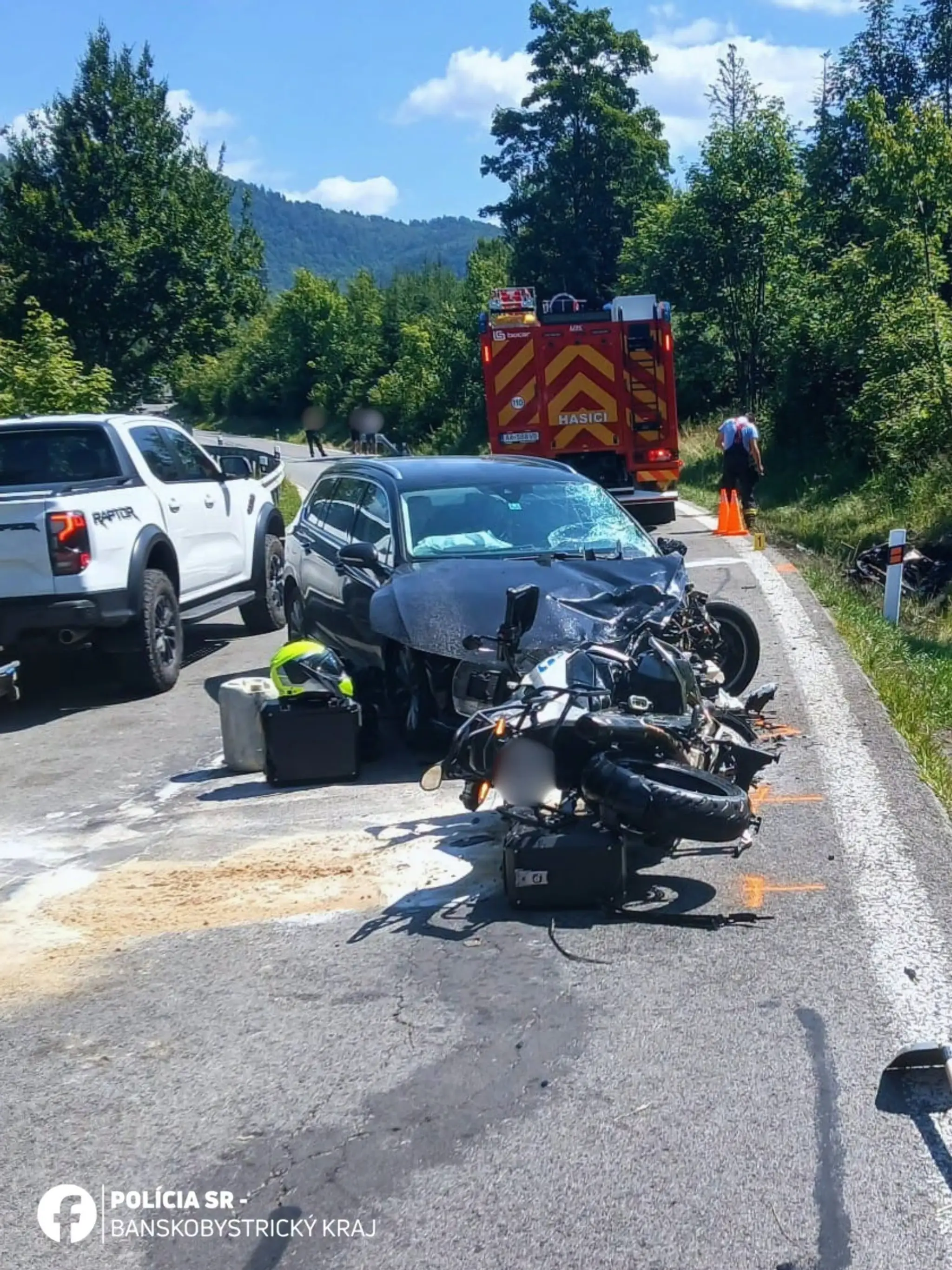Zrážka auta a motocyklov pri Pohronskej Polhore