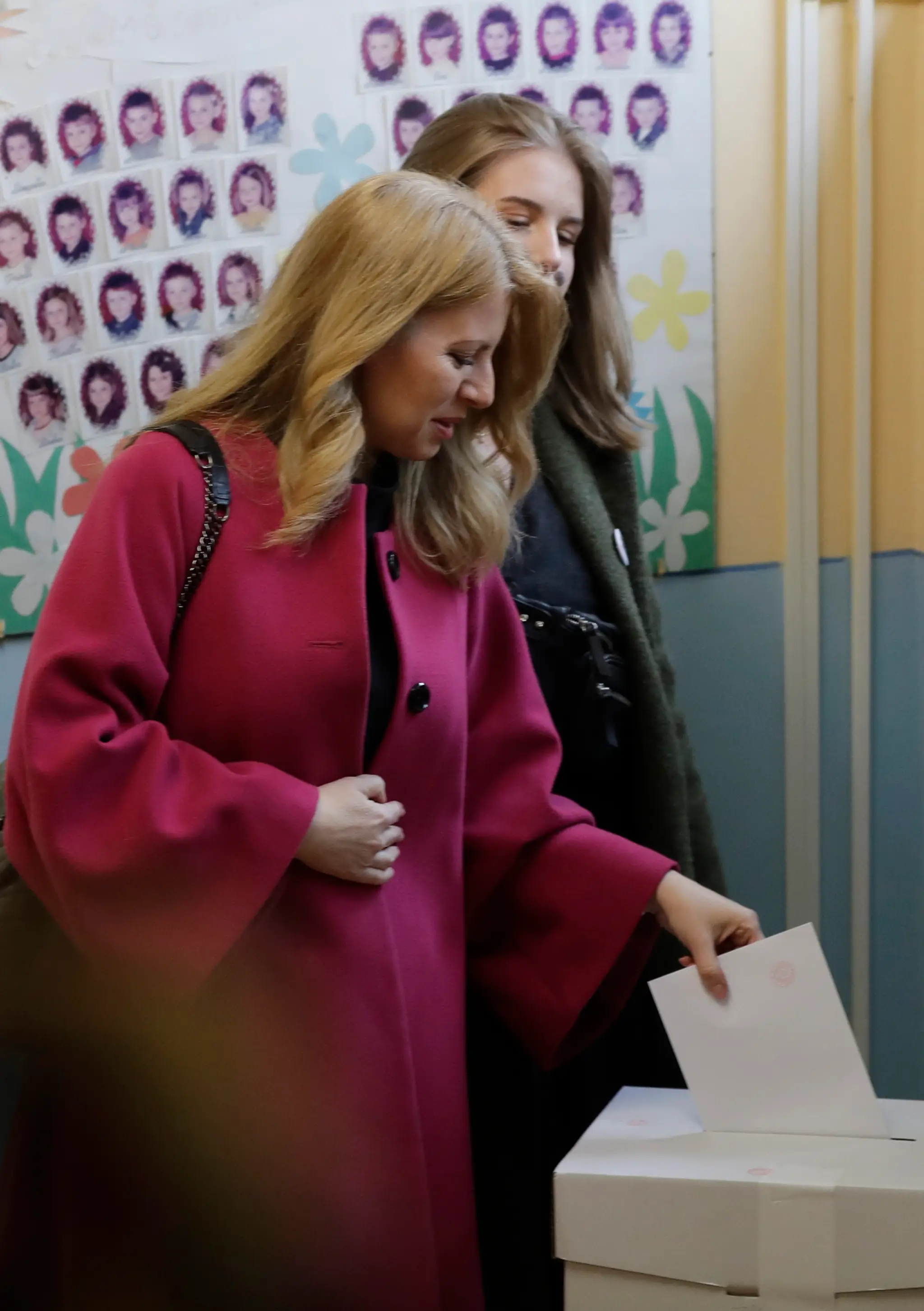 Zuzana Čaputová počas 1. kola volieb, hlasovala v Pezinku s dcérou a partnerom.