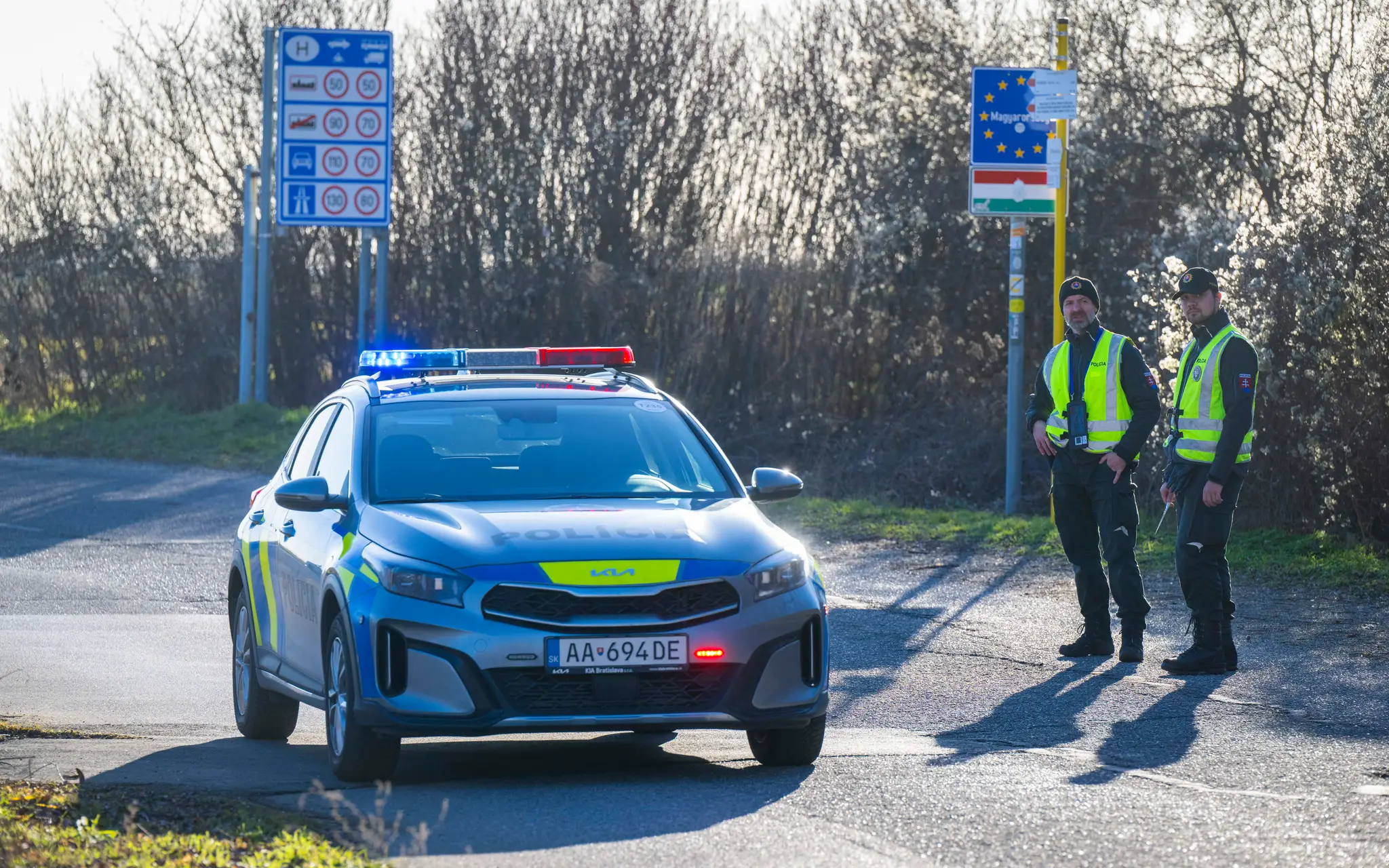 Na snímke policajti na hraniciach s Maďarskom.