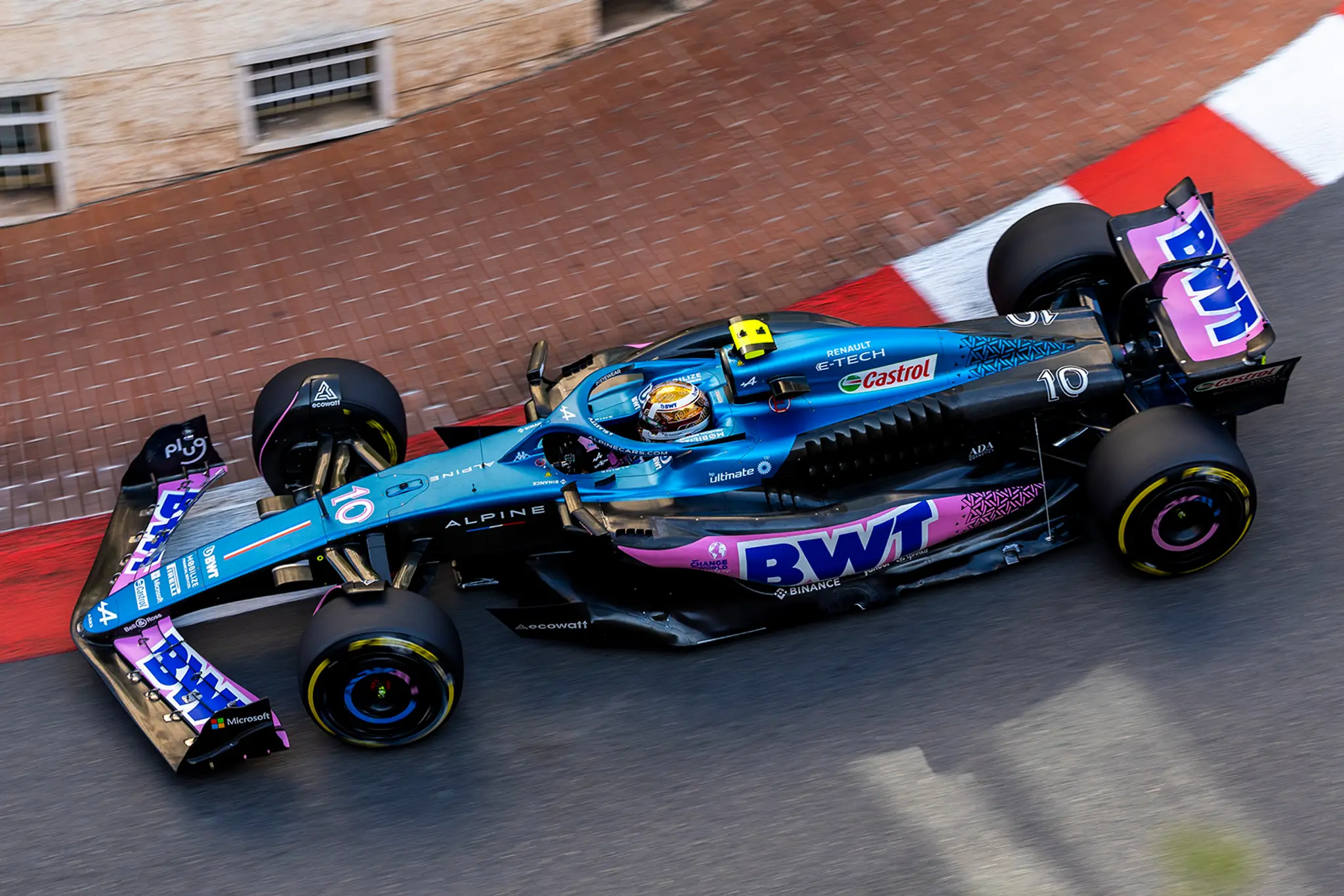 Francúzsky pilot Pierre Gasly na trati v Monaku.