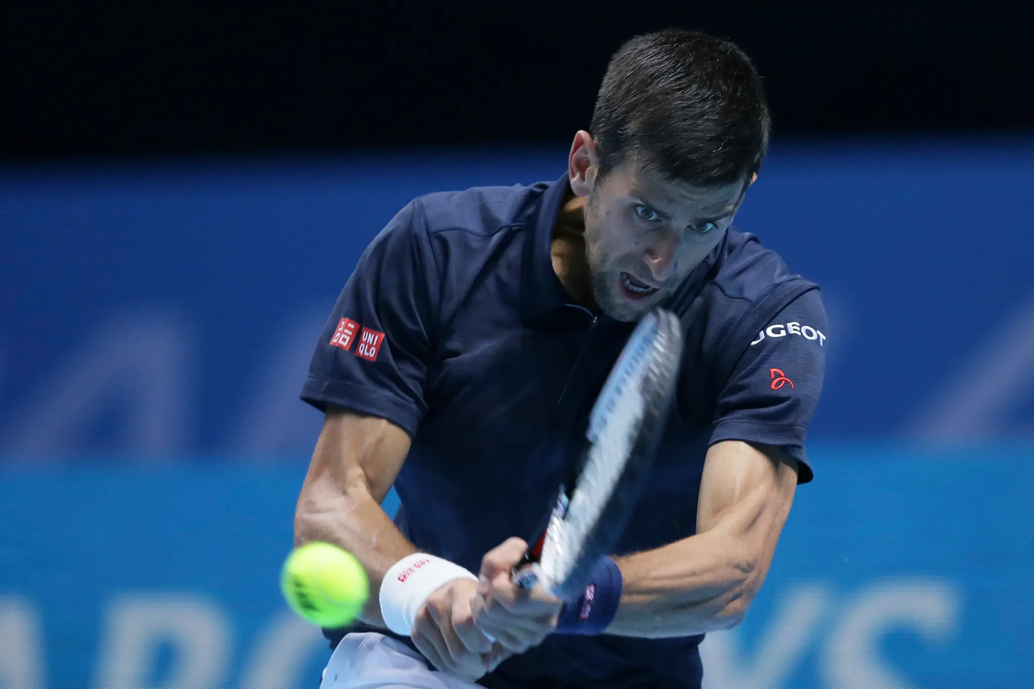 Srbský tenista Novak Djokovič odvracia loptu rakúskeho tenistu Dominica Thiema v zápase skupiny Ivana Lendla Turnaja majstrov.