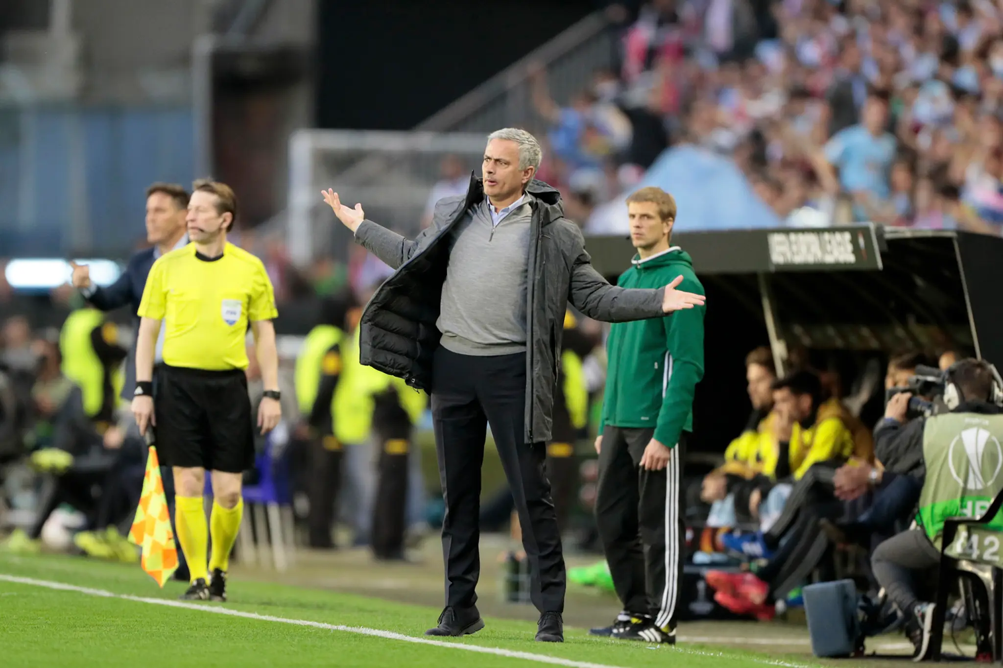 Kouč ManUtd José Mourinho reaguje v semifinále EL proti Celte Vigo.