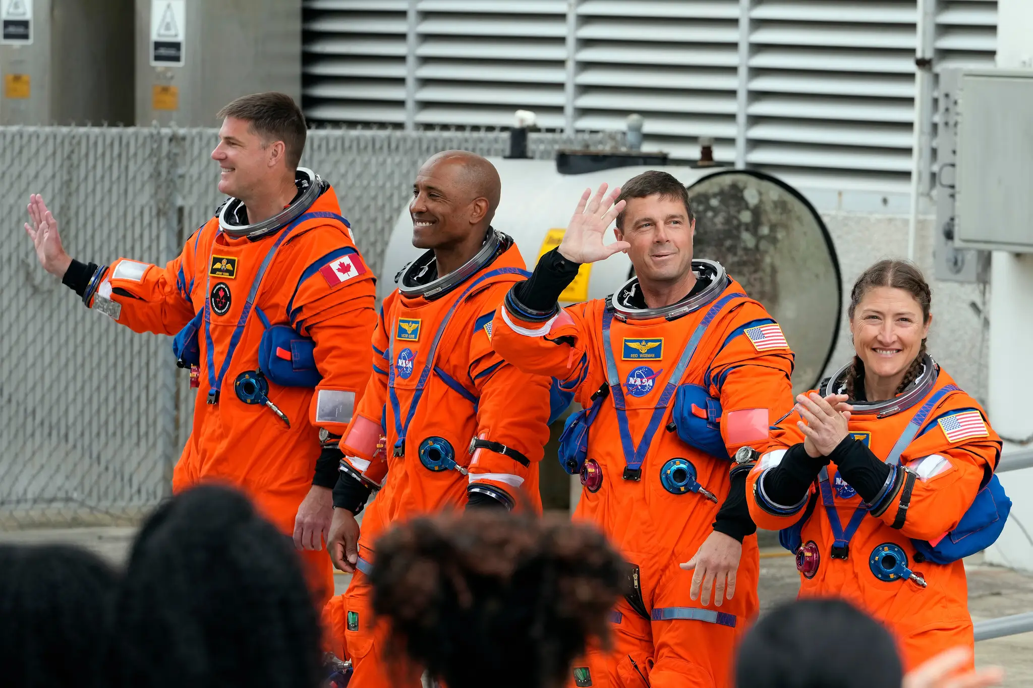 Astronauti pred odchodom na štartovaciu rampu