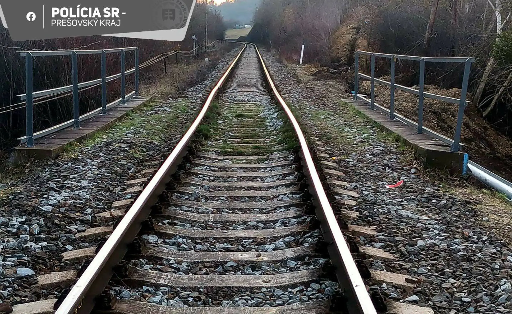 Kamión posunul most aj s koľajnicami