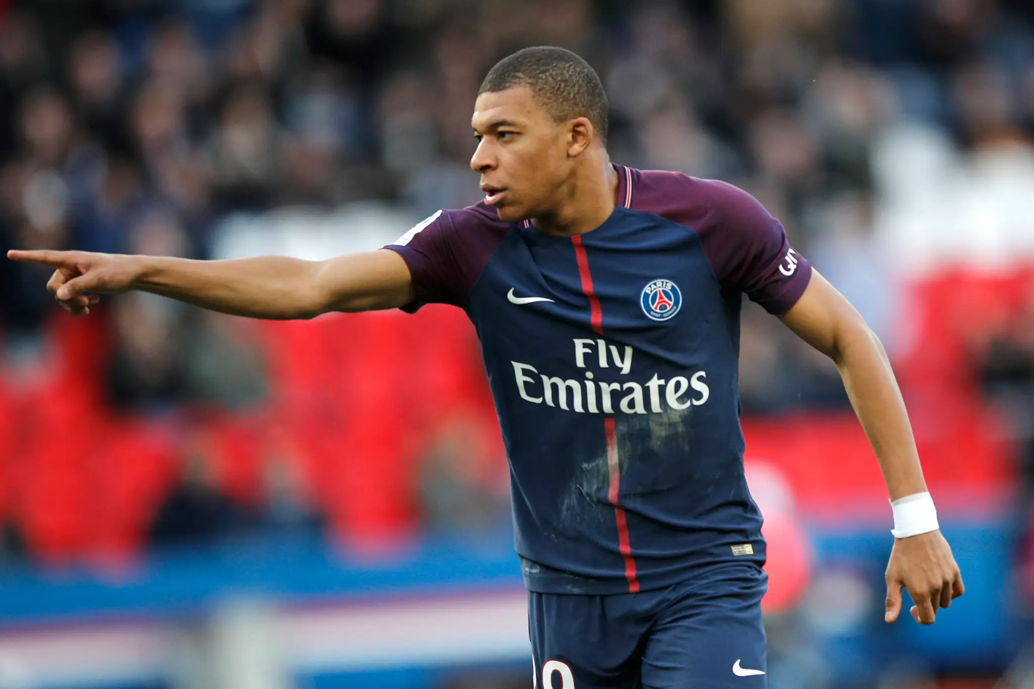 Kylian Mbappé z PSG sa raduje z gólu v sieti Angers.