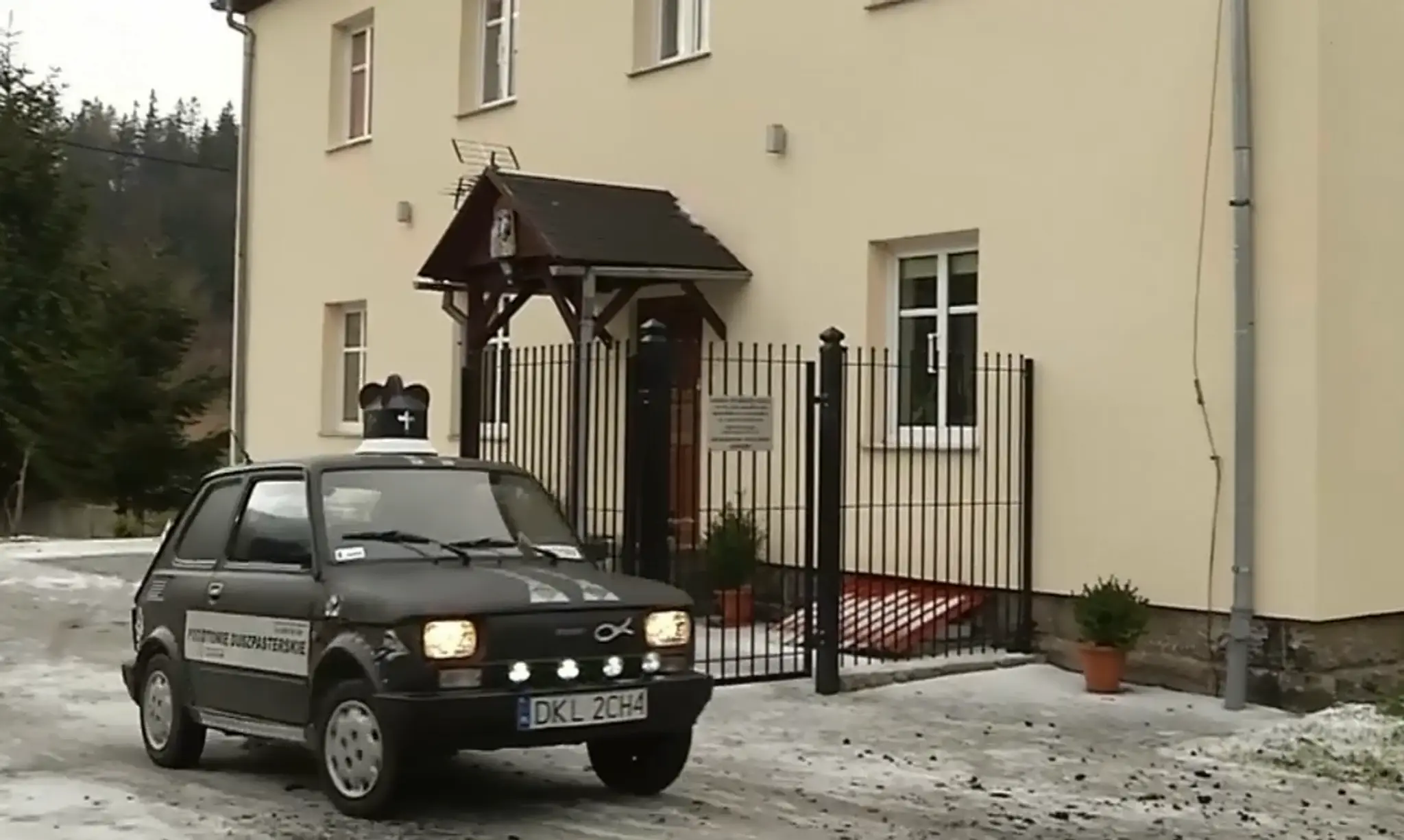 Auto mu pomohli upraviť farníci.