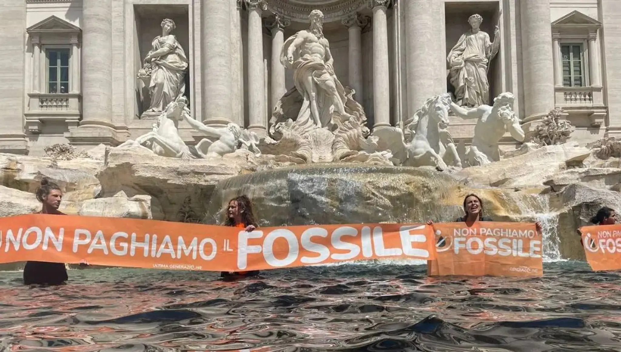 Protest klimatických aktivistov vo Fontáne di Trevi v Ríme.
