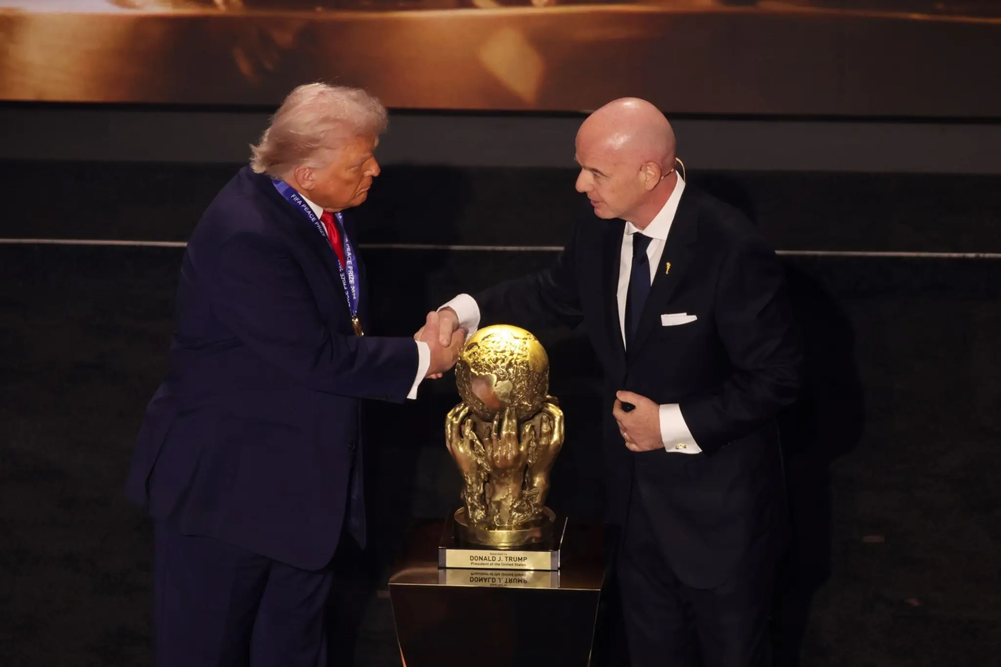Americký prezident Donald Trump a prezident FIFA Gianni Infantino na snímke z roku 2025.