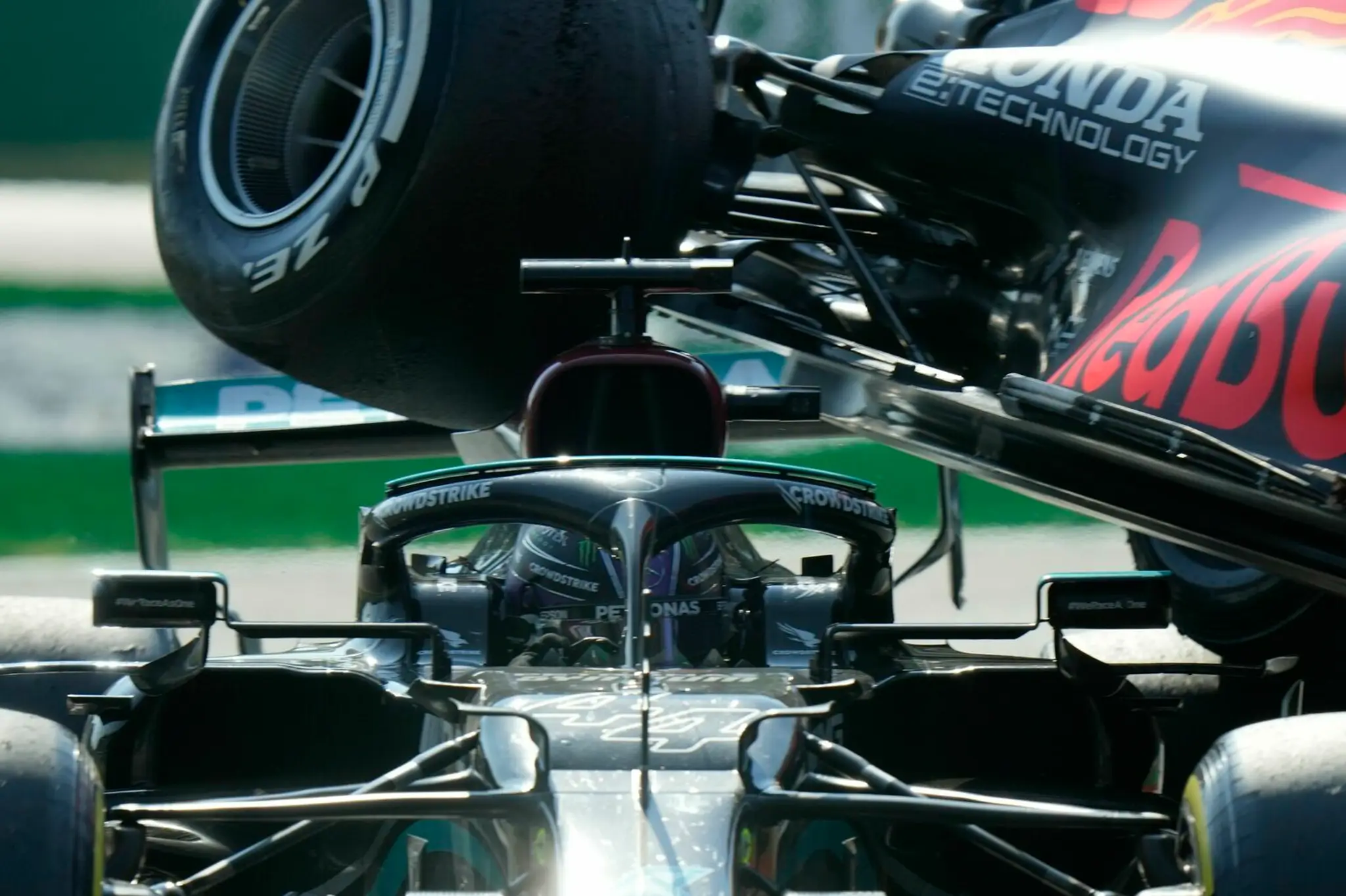 Kolízia Lewisa Hamiltona s Maxom Verstappenom.