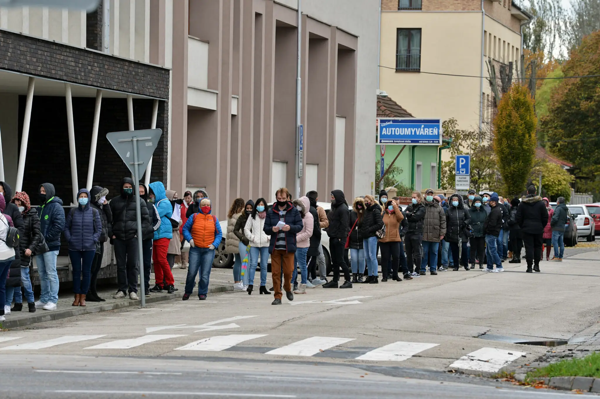 Na snímke dlhé rady na testovanie pri Základnej škole Vámbáryho v Dunajskej Strede.