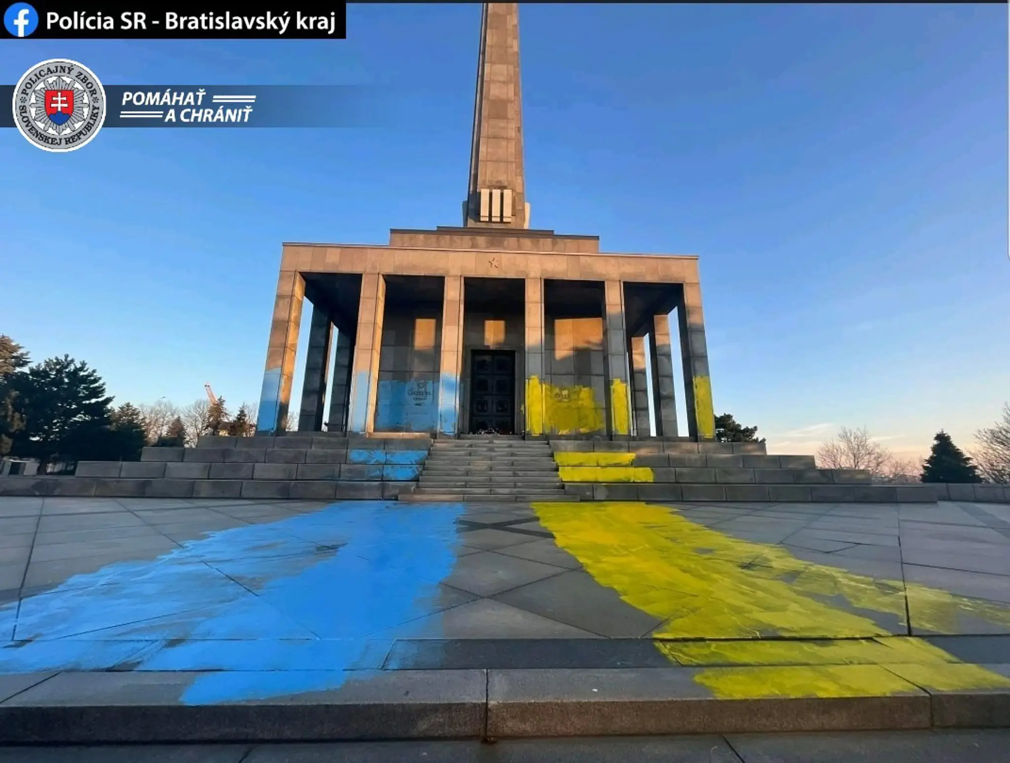 Na Slavíne neznámy páchateľ nastriekal farby Ukrajiny.