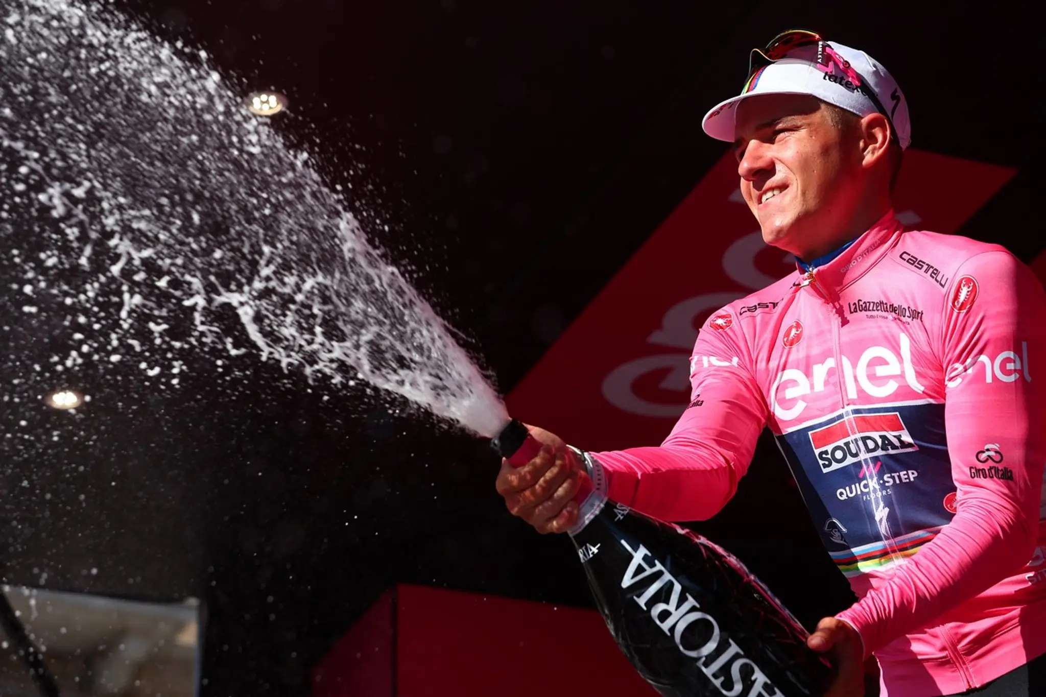 Remco Evenepoel v rúžovom drese po prvej etape Gira 2023