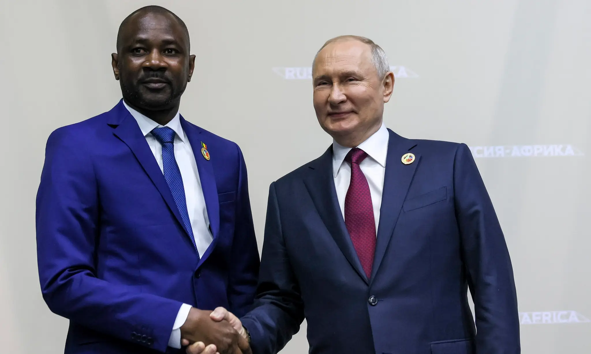 Prezident Mali Assimi Goita a jeho ruský náprotivok Vladimir Putin počas summitu Rusko - Afrika.