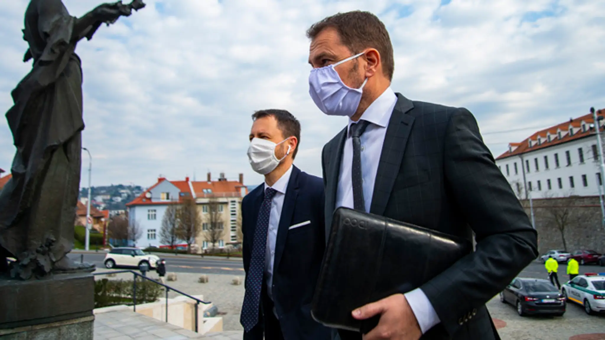 Poslanci Jozef Pročko (OĽANO), v pozadí Ľuboš Blaha (Smer-SD).