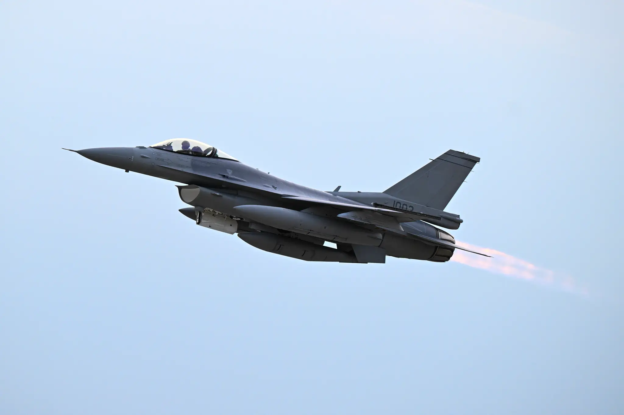 Na snímke slovenská stíhačka F-16 americkej výroby počas preletu nad Leteckou základňou Malacky-Kuchyňa.