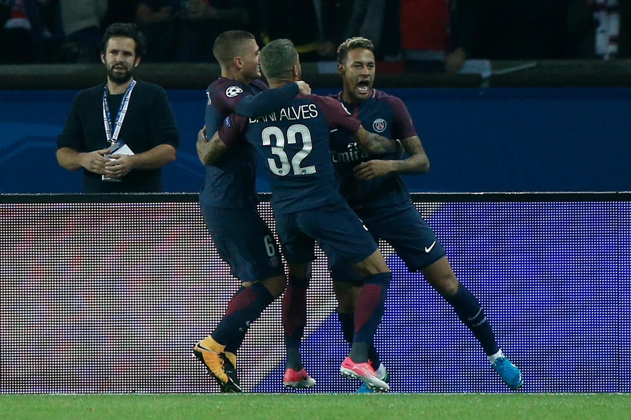 Marco Verratti (vľavo) z PSG a Corentin Tolisso z Bayernu bojujú o loptu v zápase LM.