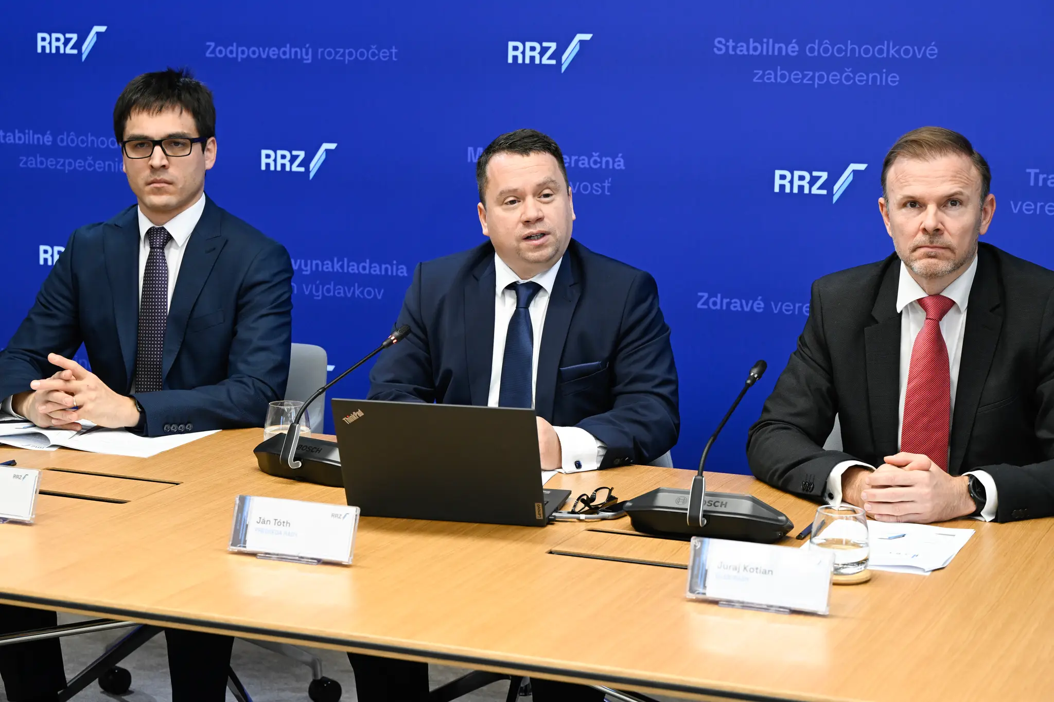 Na snímke zľava vedúci oddelenia rozpočtových analýz a prognóz Pavol Majher, predseda RRZ Ján Tóth a člen RRZ Juraj Kotian počas tlačovej konferencie Rady pre rozpočtovú zodpovednosť.