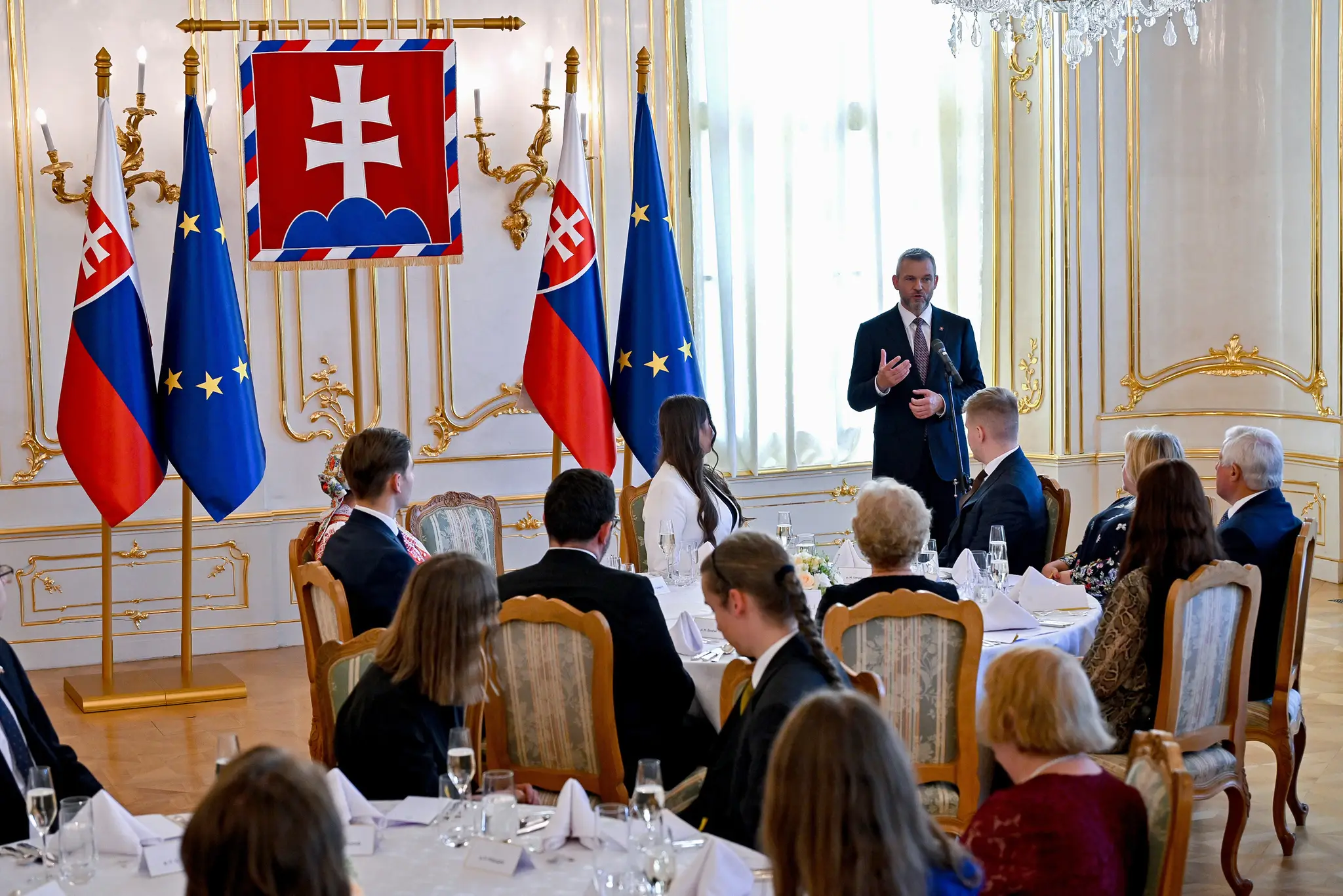 Na snímke nový prezident Peter Pellegrini sa prihovára seniorom a mladým ľuďom, ktorých pozval na slávnostný obed po zložení prezidentského sľubu.