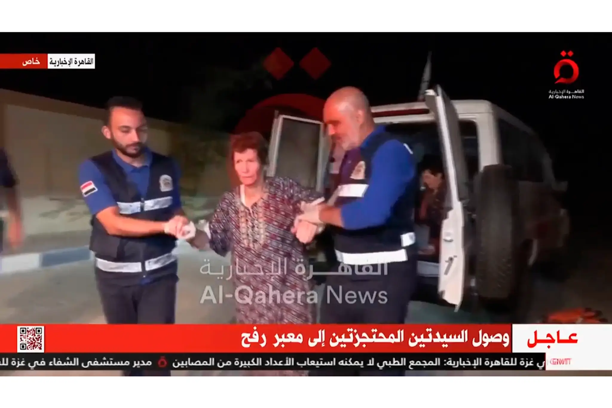 Na videosnímke prepustená rukojemníčka Jocheved Lifšicová v sprievode členov Červeného kríža na hraničnom priechode Rafah.