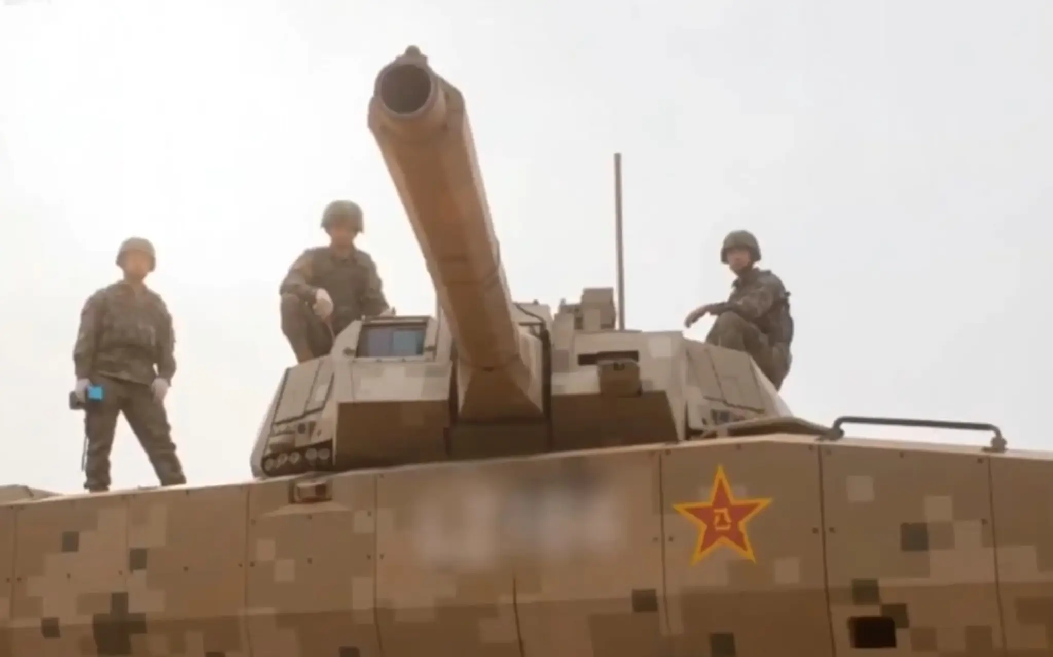 Nový čínsky tank Typ-100.