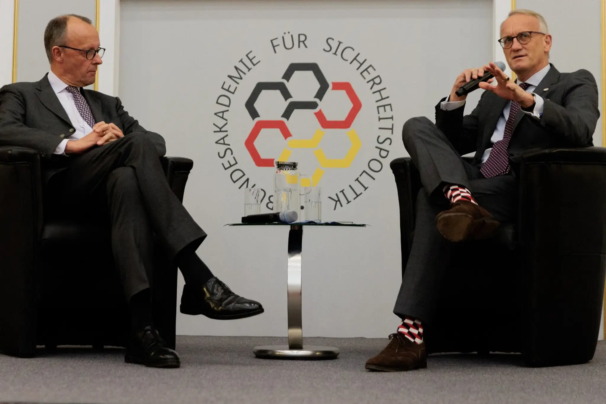 Generálmajor Wolf-Jürgen Stahl (vpravo), prezident Federálnej akadémie pre bezpečnostnú politiku (BAKS), vystupuje na panelovej diskusii s Friedrichom Merzom.