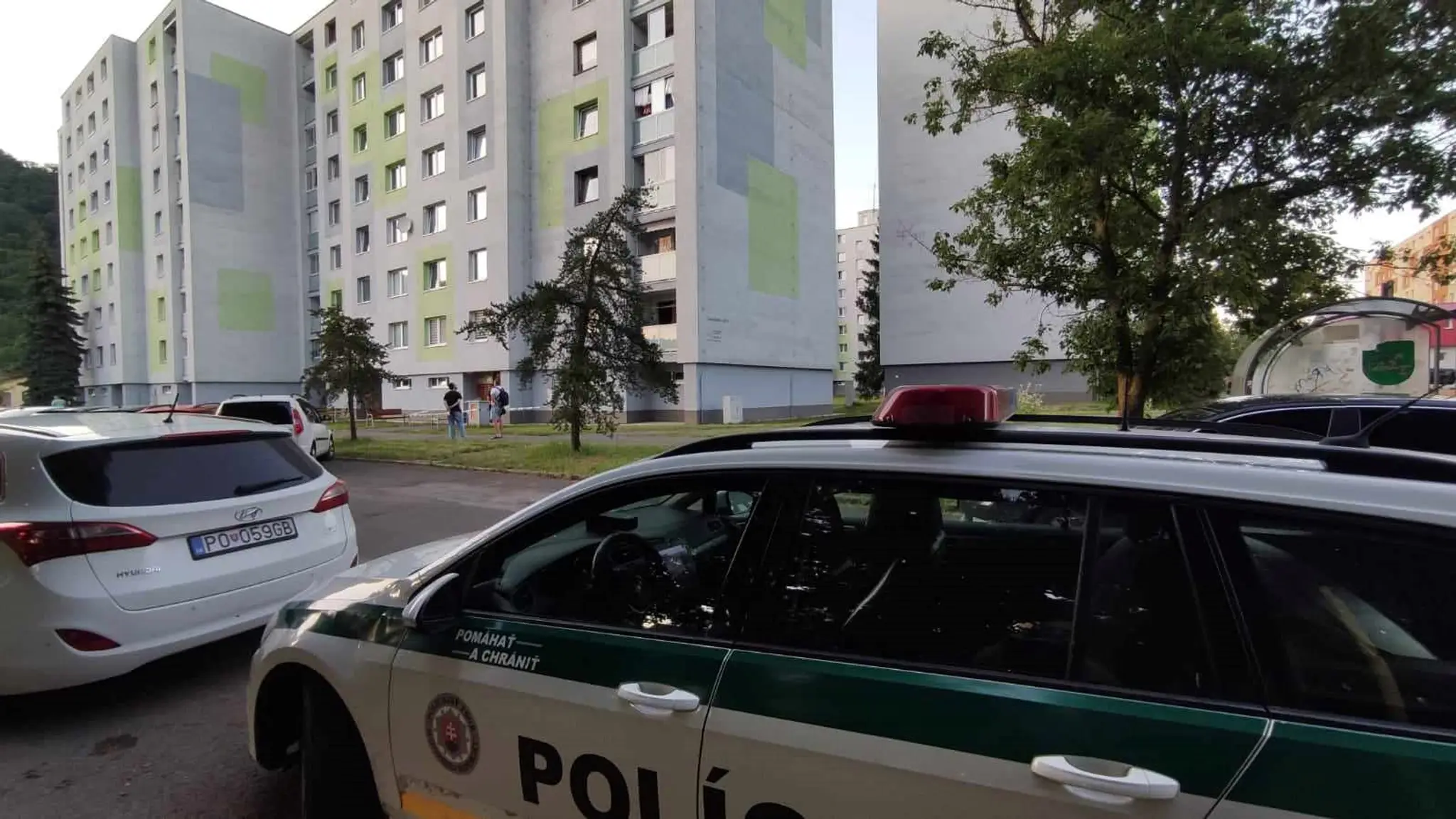 V byte v Snine našla polícia telá dvoch mladých mužov.