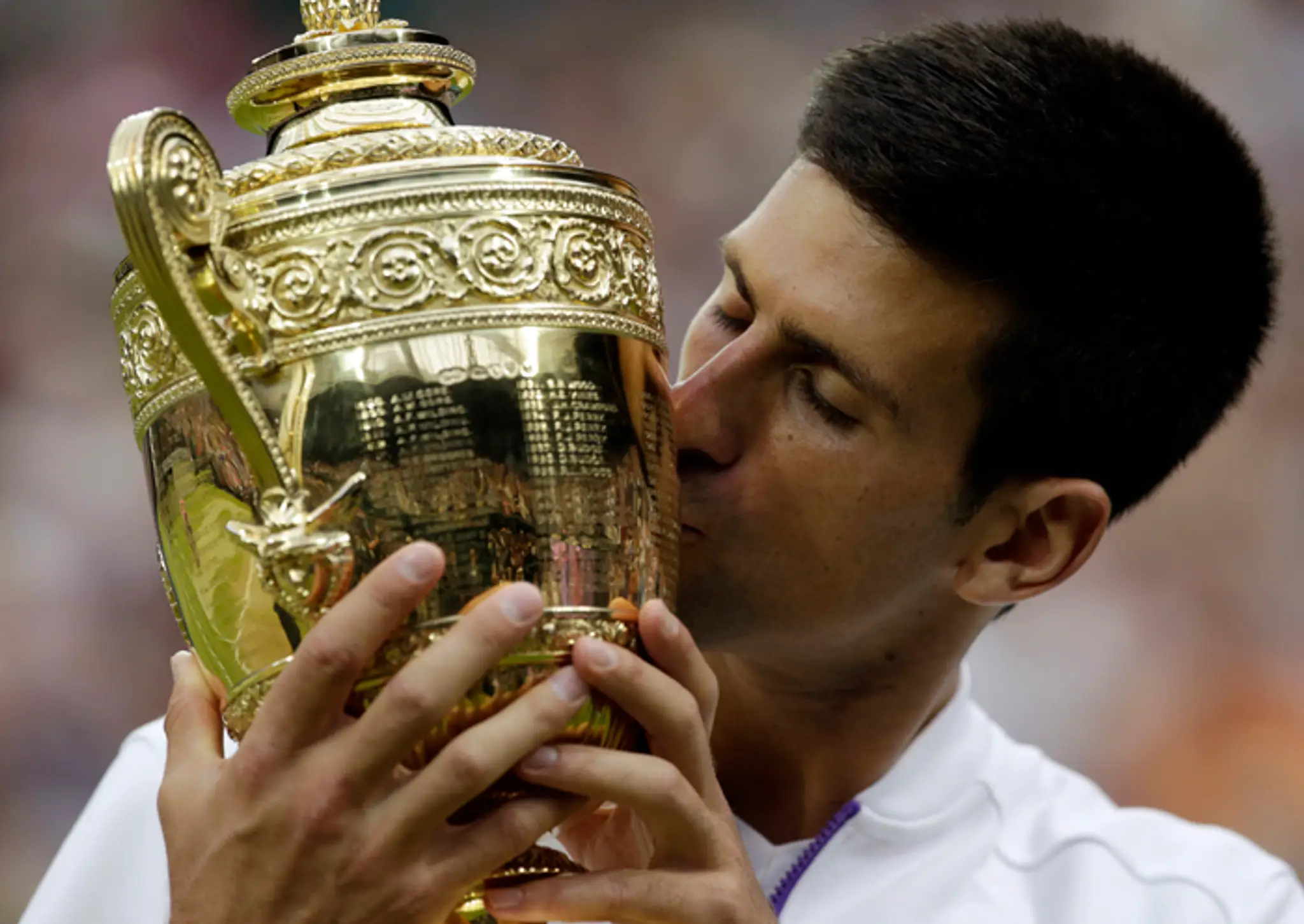 Novak Djokovič po roku bozkáva wimbledonskú trofej, vo finále opäť porazil Rogera Federa.