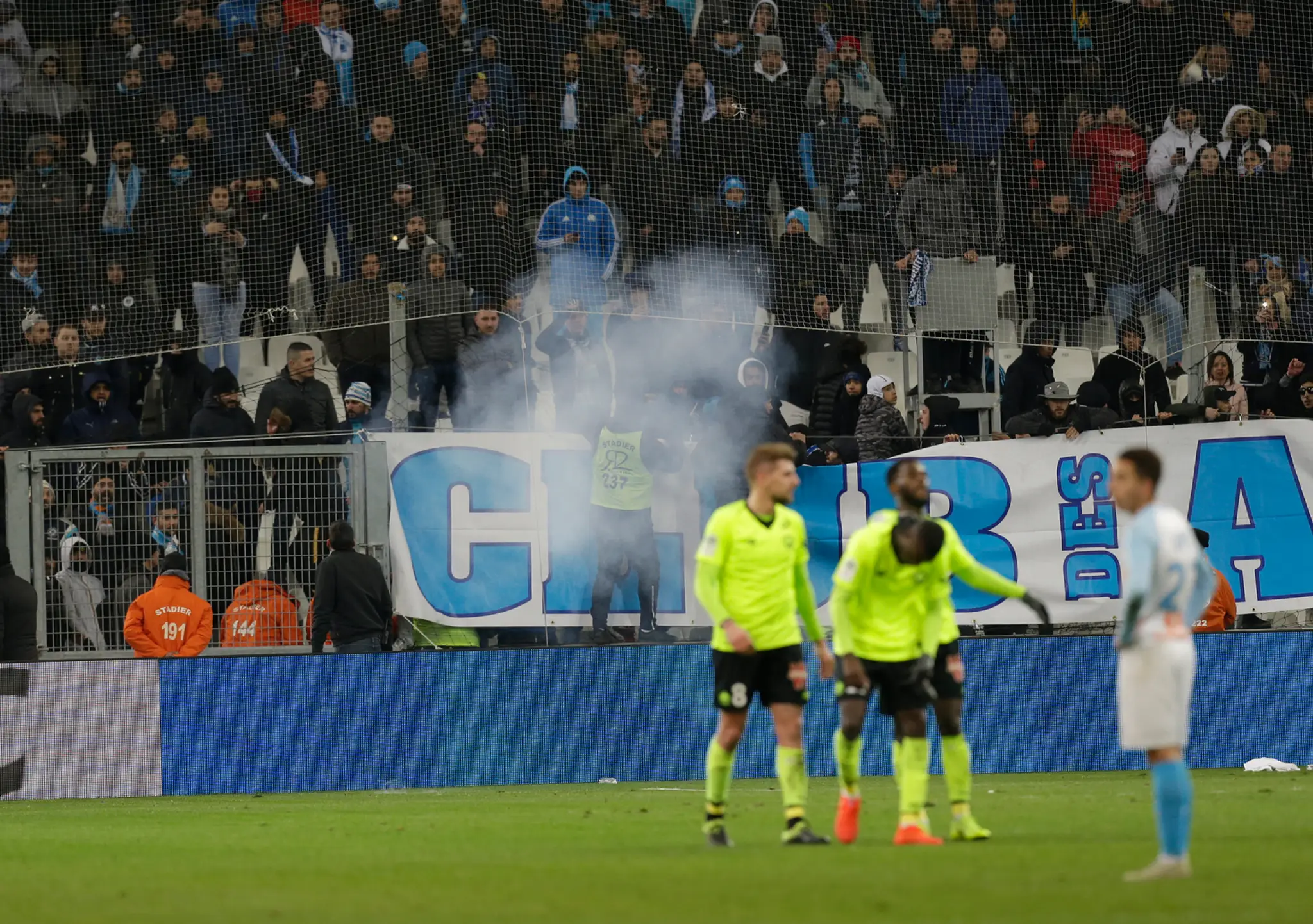 Fanúšikovia Marseille hádžu delobuch na trávnik v ligovom zápase s Lille.