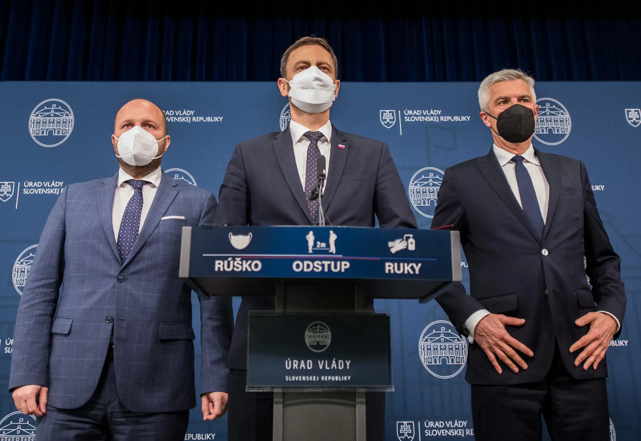 Premiér Eduard Heger, minister obrany Jaroslav Naď a minister zahraničných vecí Ivan Korčok.