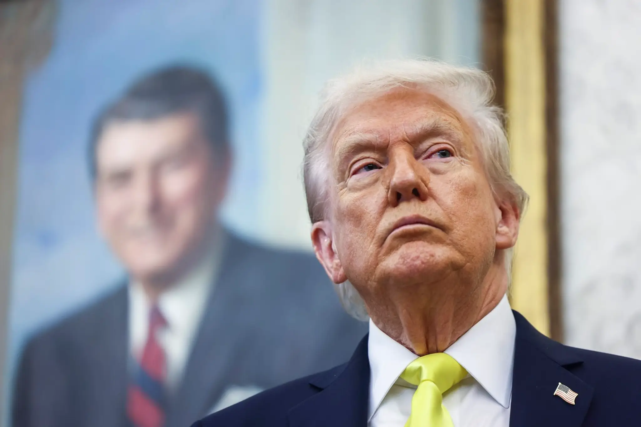 Donald Trump a portrét Ronalda Reagana.