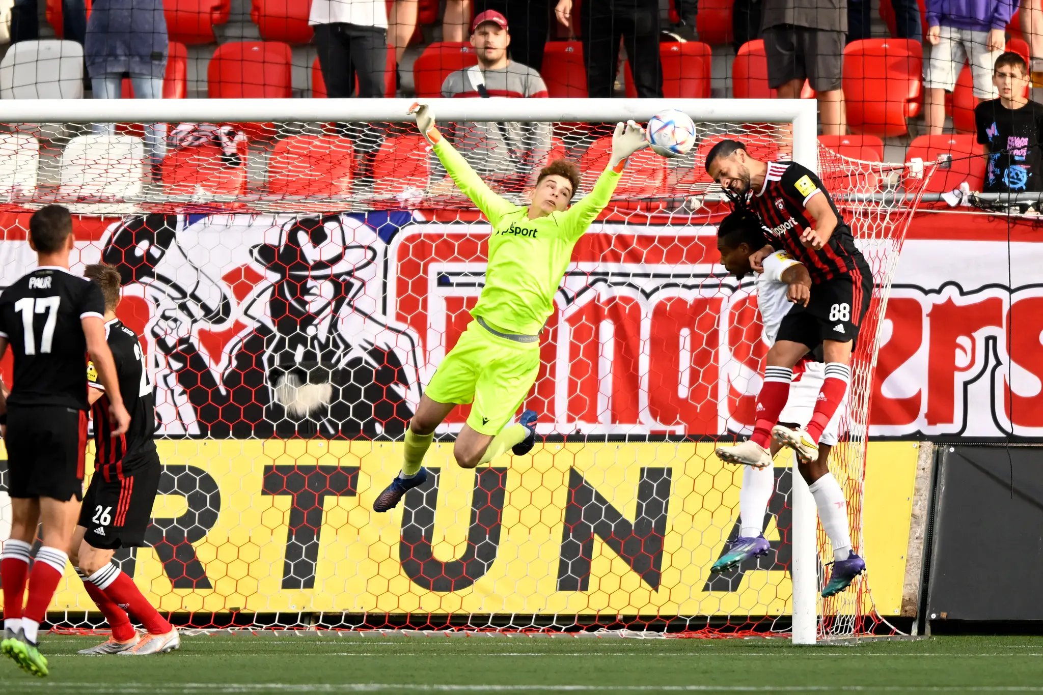 Michal Kukučka úraduje proti Spartaku Trnava.