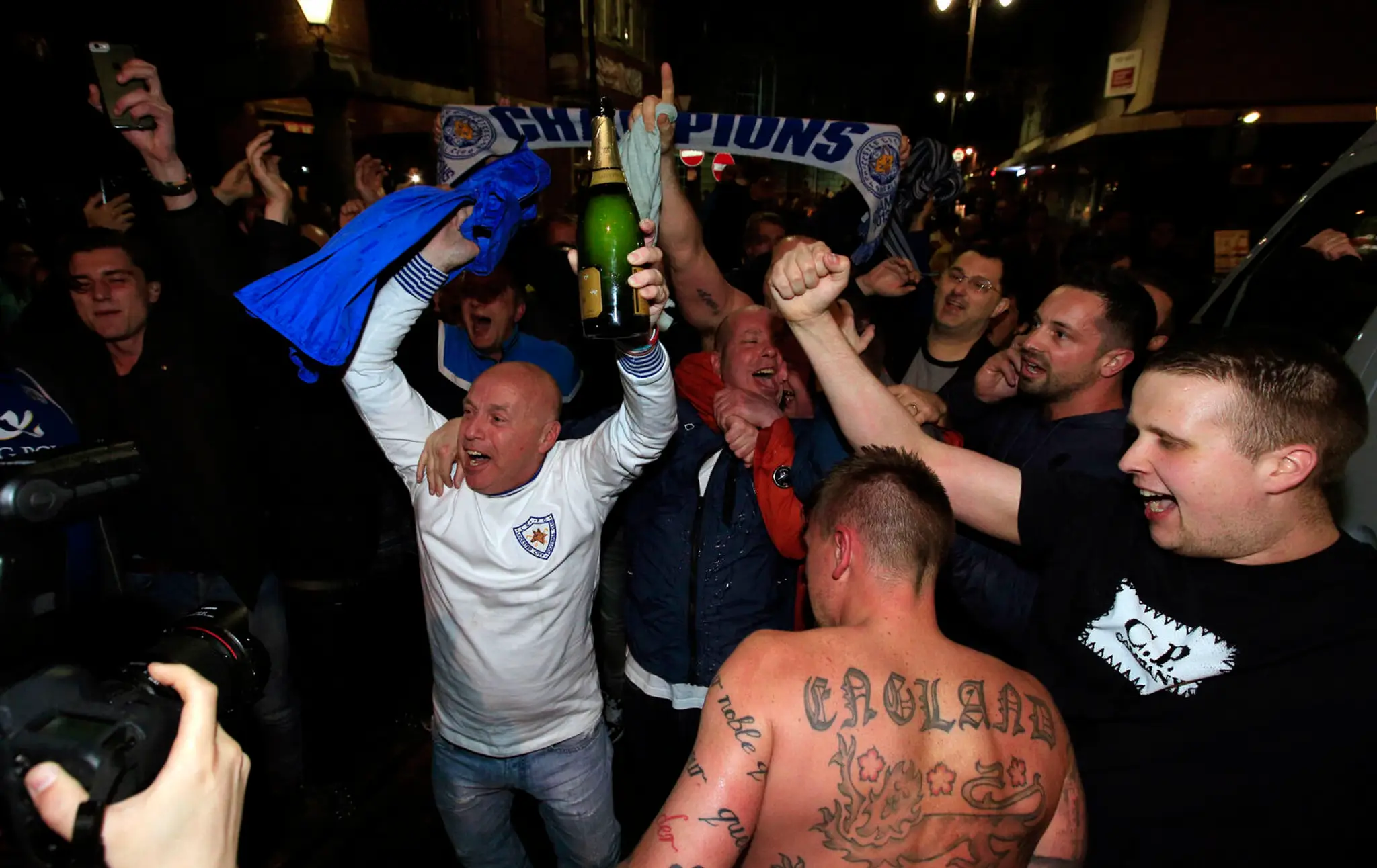 Fanúšikovia Leicester City oslavujú majstrovský titul v anglickej futbalovej Premier League.