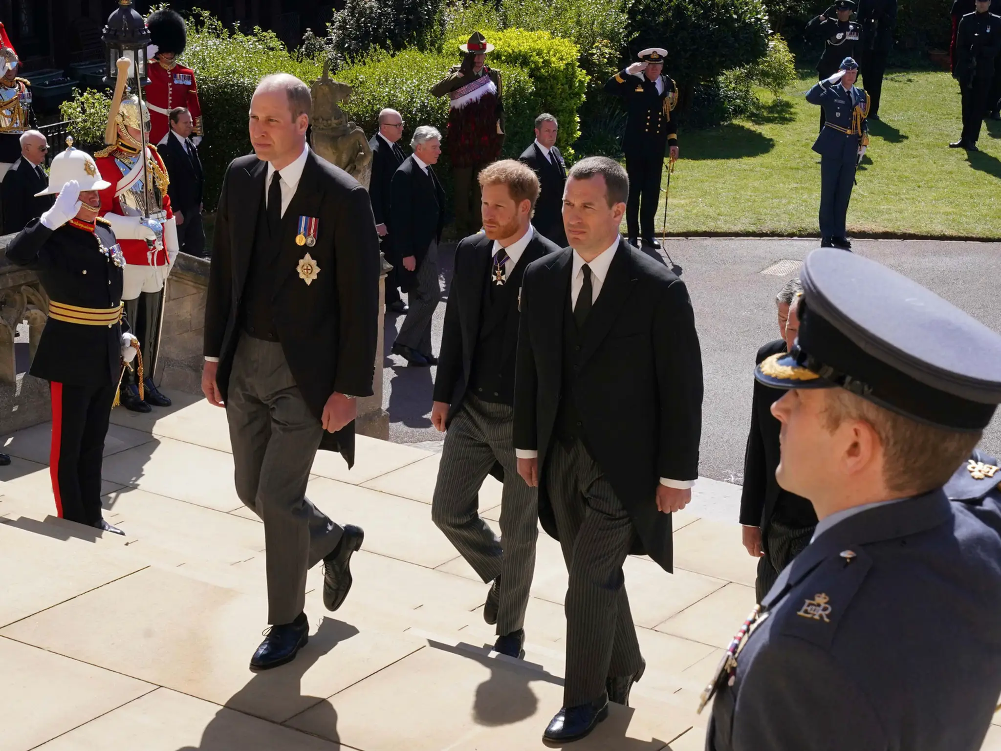Princovia William a Harry vstupujú do kaplnky sv. Juraja