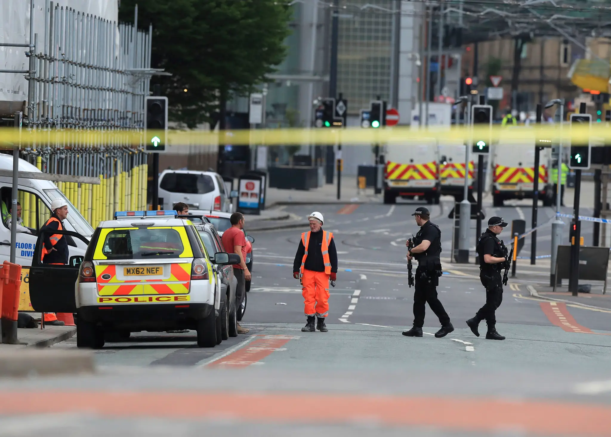 Policajti v blízkosti Manchester Arena. 