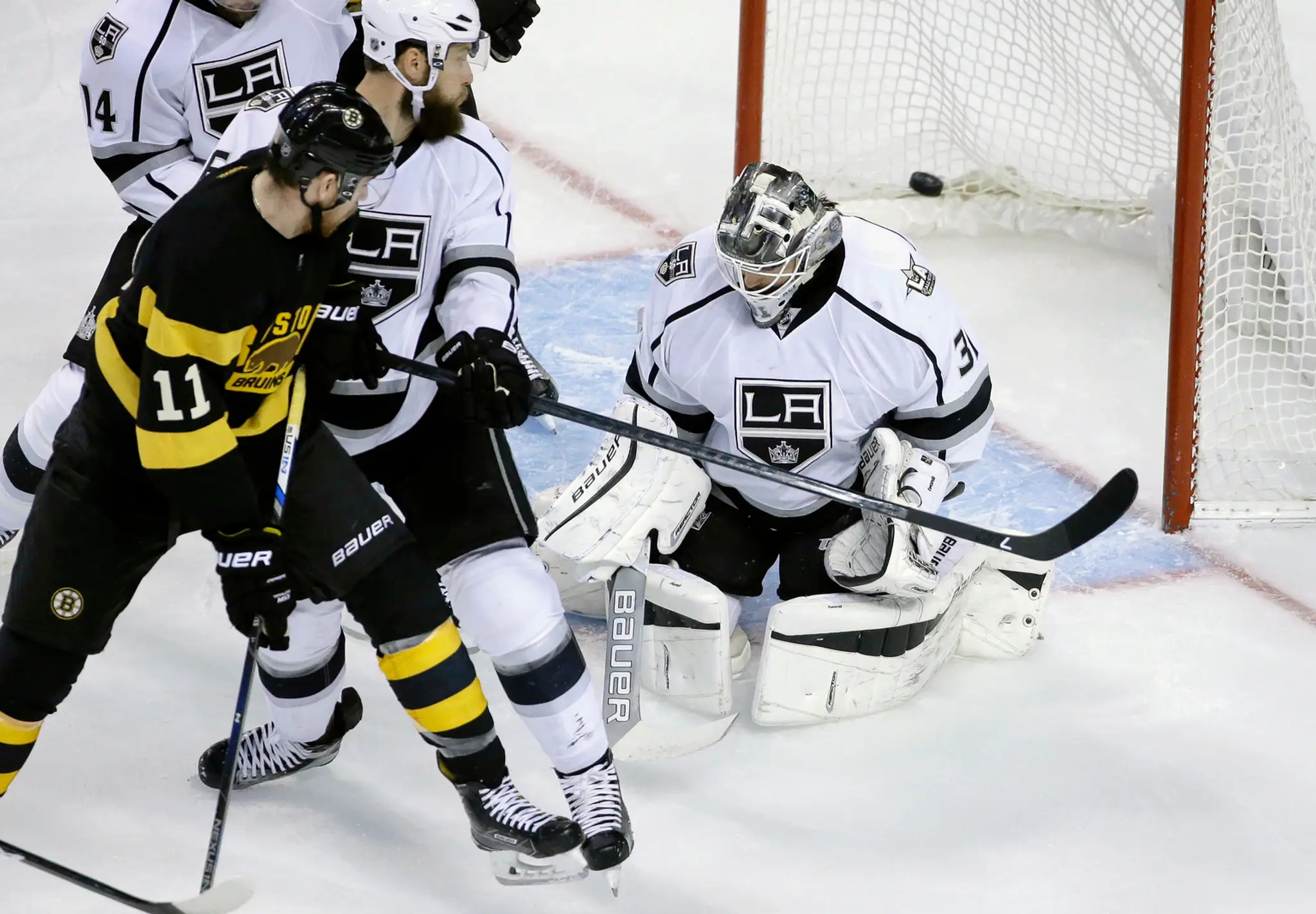 Slovenský brankár LA Kings Peter Budaj inkasuje gól z hokejky Bostonu Bruins Jimmyho Haysa.