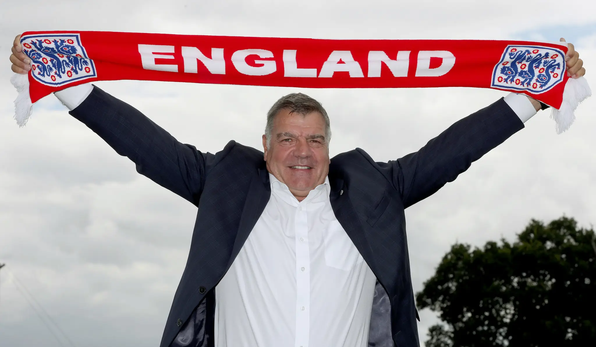 Kouč Sam Allardyce pózuje so šálom Anglicka.