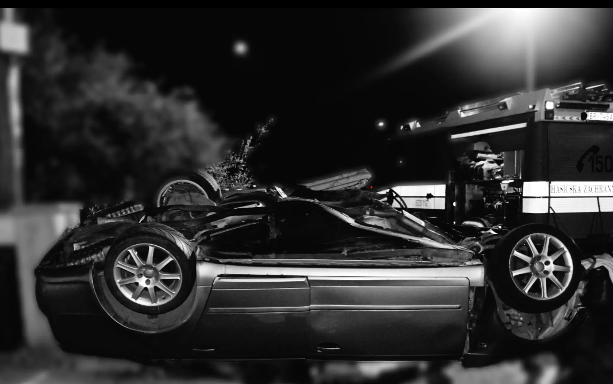 Zábery na zničené auto po tragickej nehode v Brezne.