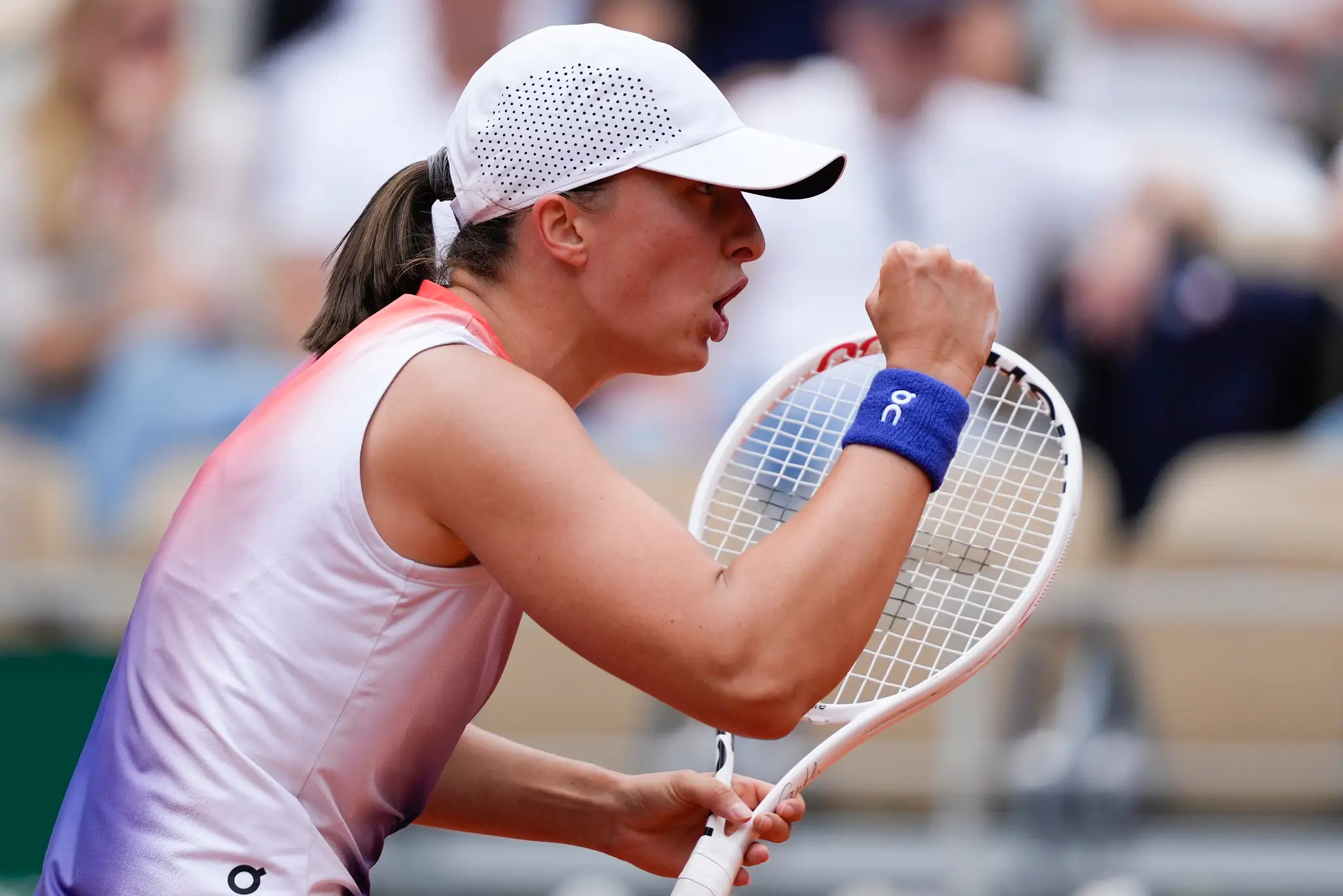 Poľská tenistka Iga Swiateková zatína päsť počas zápasu proti Markéte Vondroušovej.