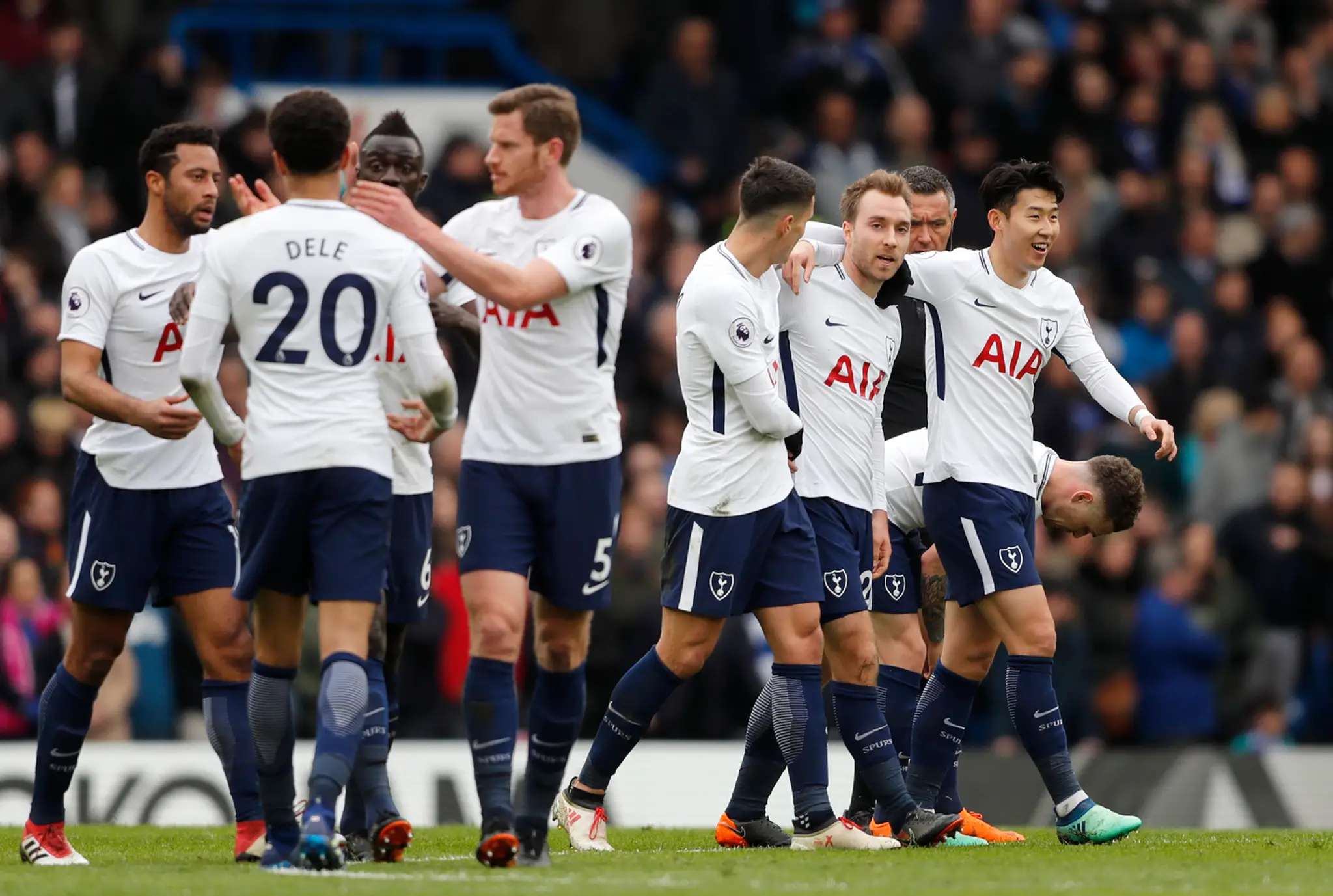 Hráči Tottenhamu oslavujú gól na pôde Chelsea.