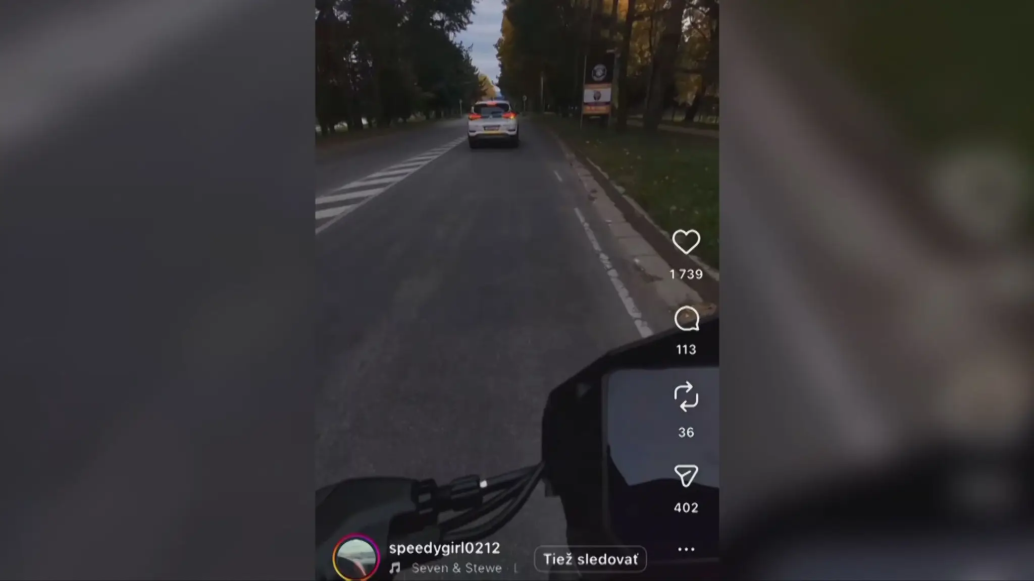 Jazdí bez vodičáku, chodcov prirovnáva k bowlingu a všetko si natáča na sociálne siete