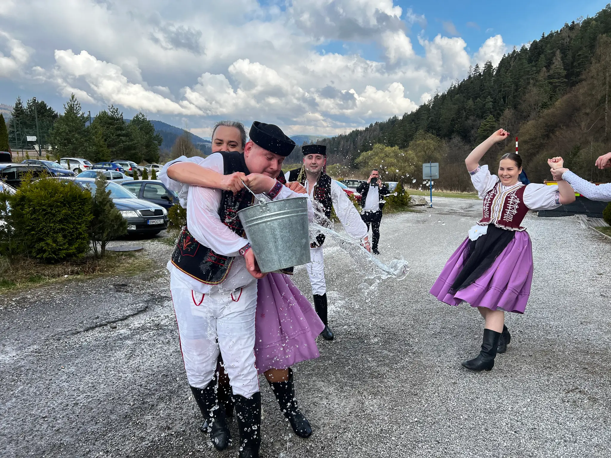 Členovia Folklórneho súboru Krompašan z Krompách oblievali a šibali svoje kolegyne nielen v meste, ale i v susednej obci Slovinky.