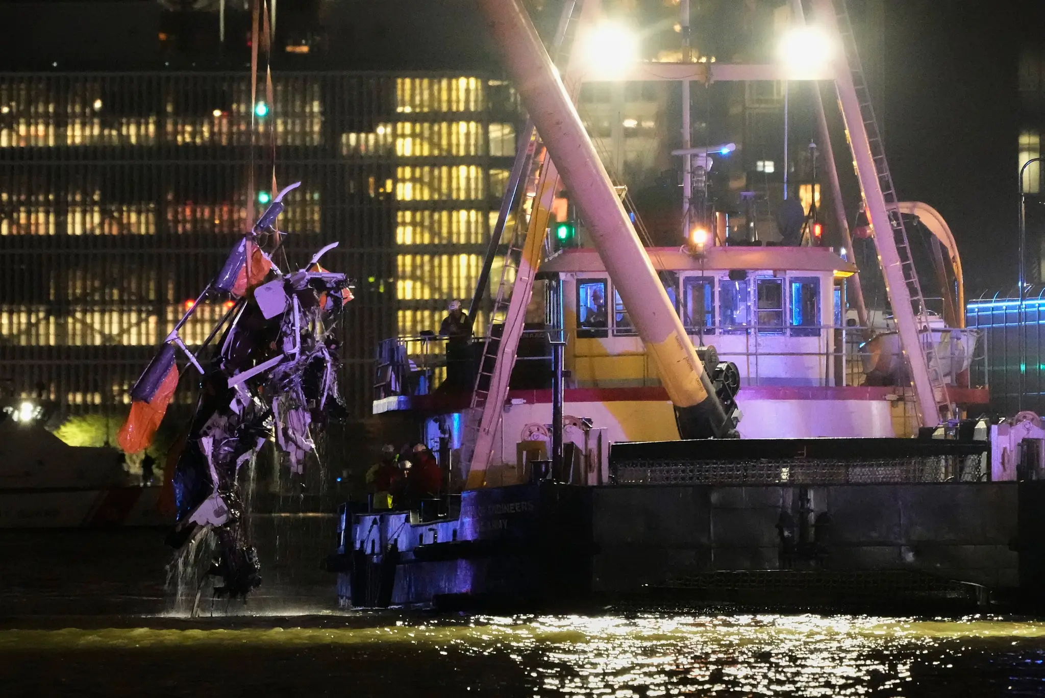 Tragédia v New Yorku: Vrtuľník sa rozpadol vo vzduchu a zrútil sa do rieky. Medzi obeťami je známy podnikateľ s rodinou