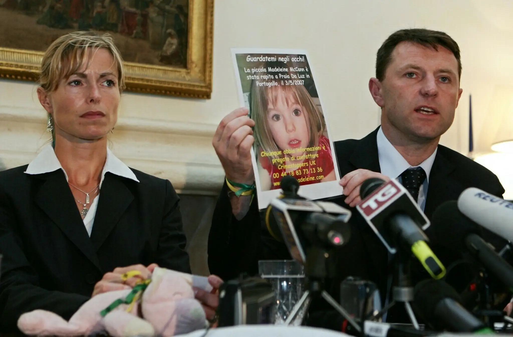 McCannovci s fotografiou zmiznutej dcéry Maddie na archívnej snímke z roku 2007.