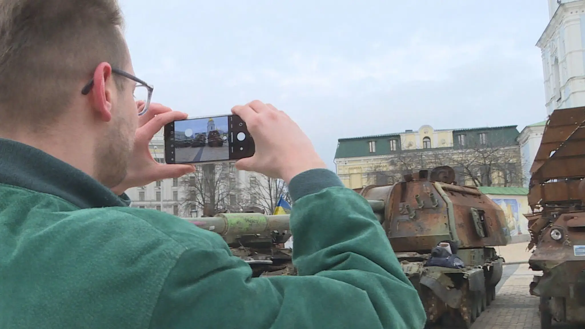 Cestovateľov zo dňa na deň vystriedali utečenci. Štáb TV Markíza však stretol Jakuba, ktorý prišiel ako turista