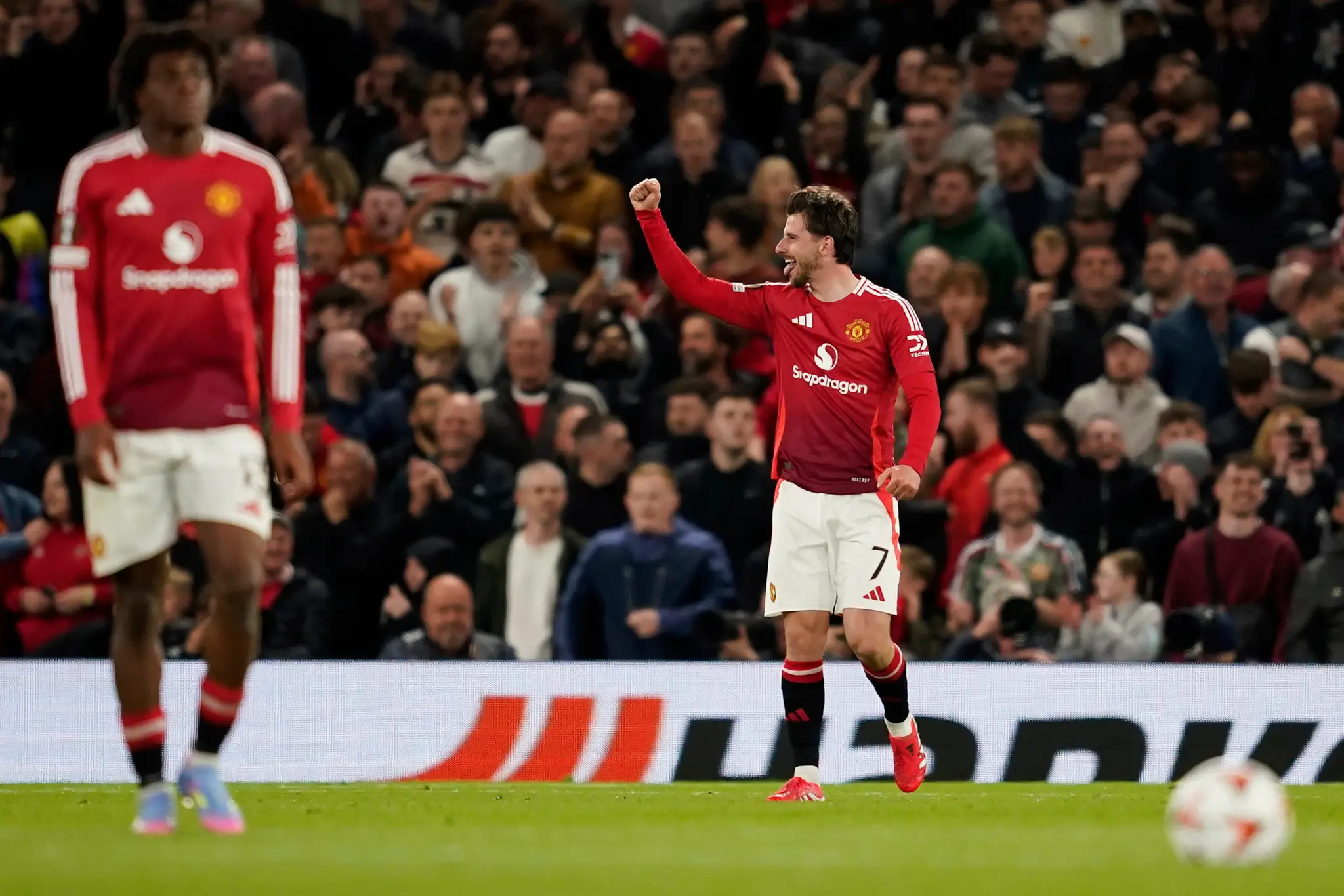 Mason Mount z Manchestru United oslavuje gól.