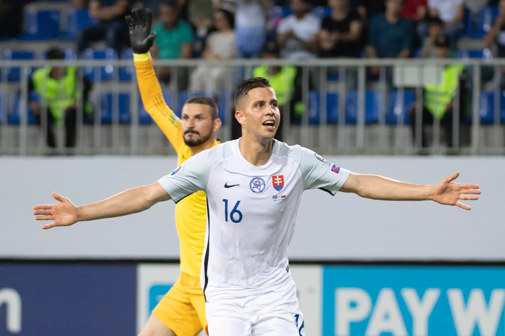 Slovenskí reprezentanti oslavujú gól v kvalifikácii ME 2020 v Azerbajdžane.